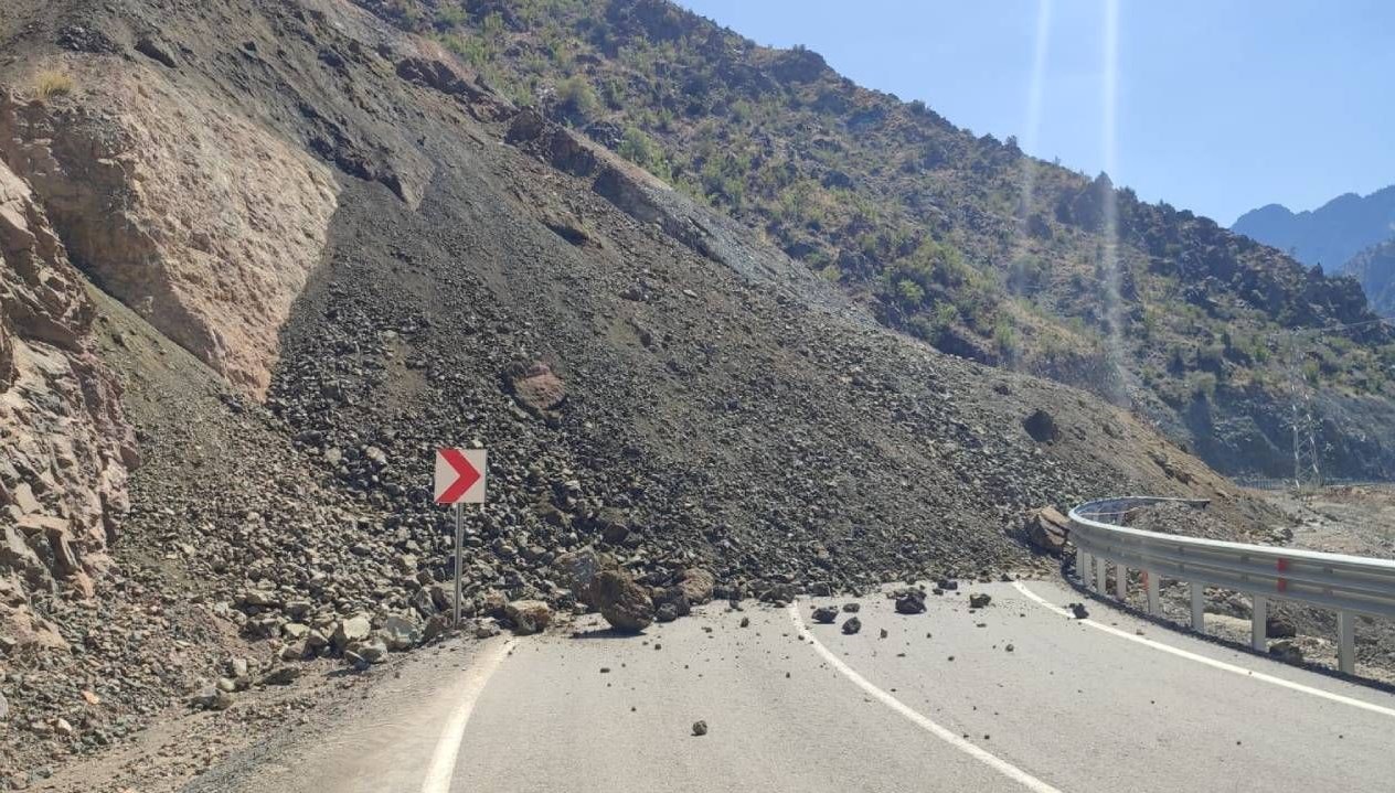 artvinde heyelan yol ulasima kapandi gIq4HemG