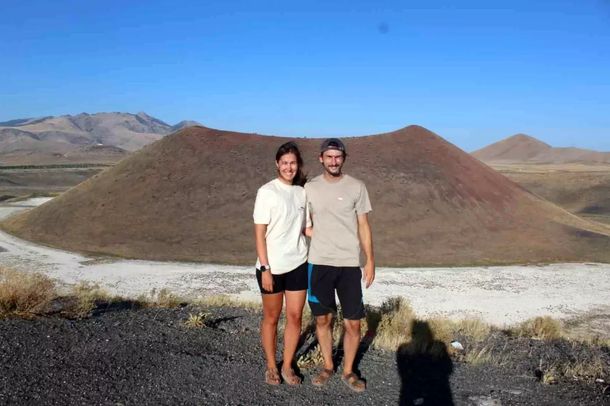 isvicreli cift meke golunde kamp kurdu RDE6Ptw5