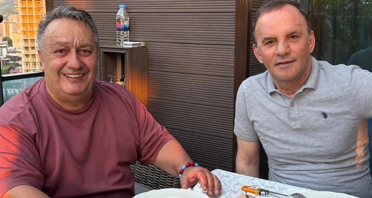 kirmizi bultenle aranan is insaniyla yemege cikti fDt9vOOJ