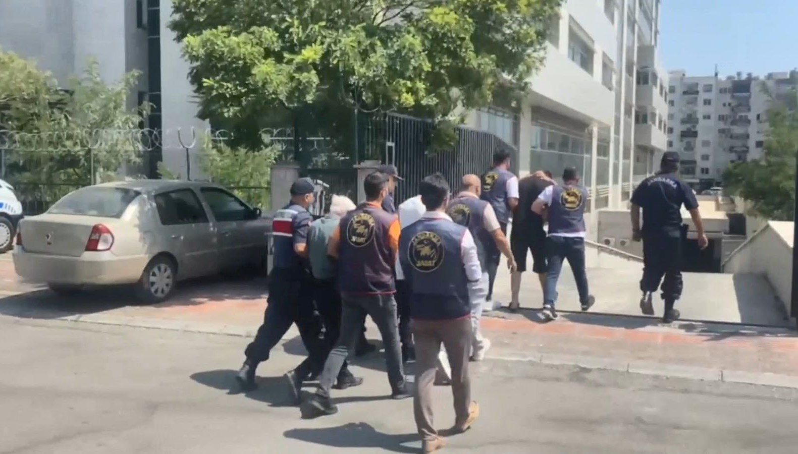 seni ise goturecegiz diye kandirdigi kadini ormana goturup oldurdu miw8l3Ew