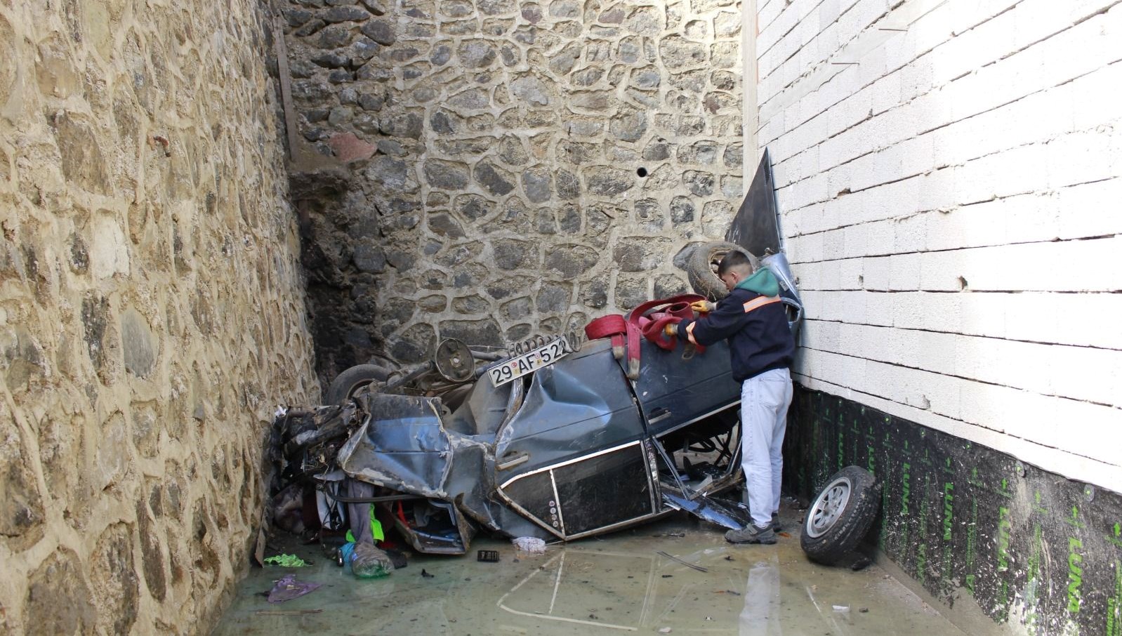 60 metrelik ucurumdan asagiya yuvarlandi YxAgGbY8.jpg