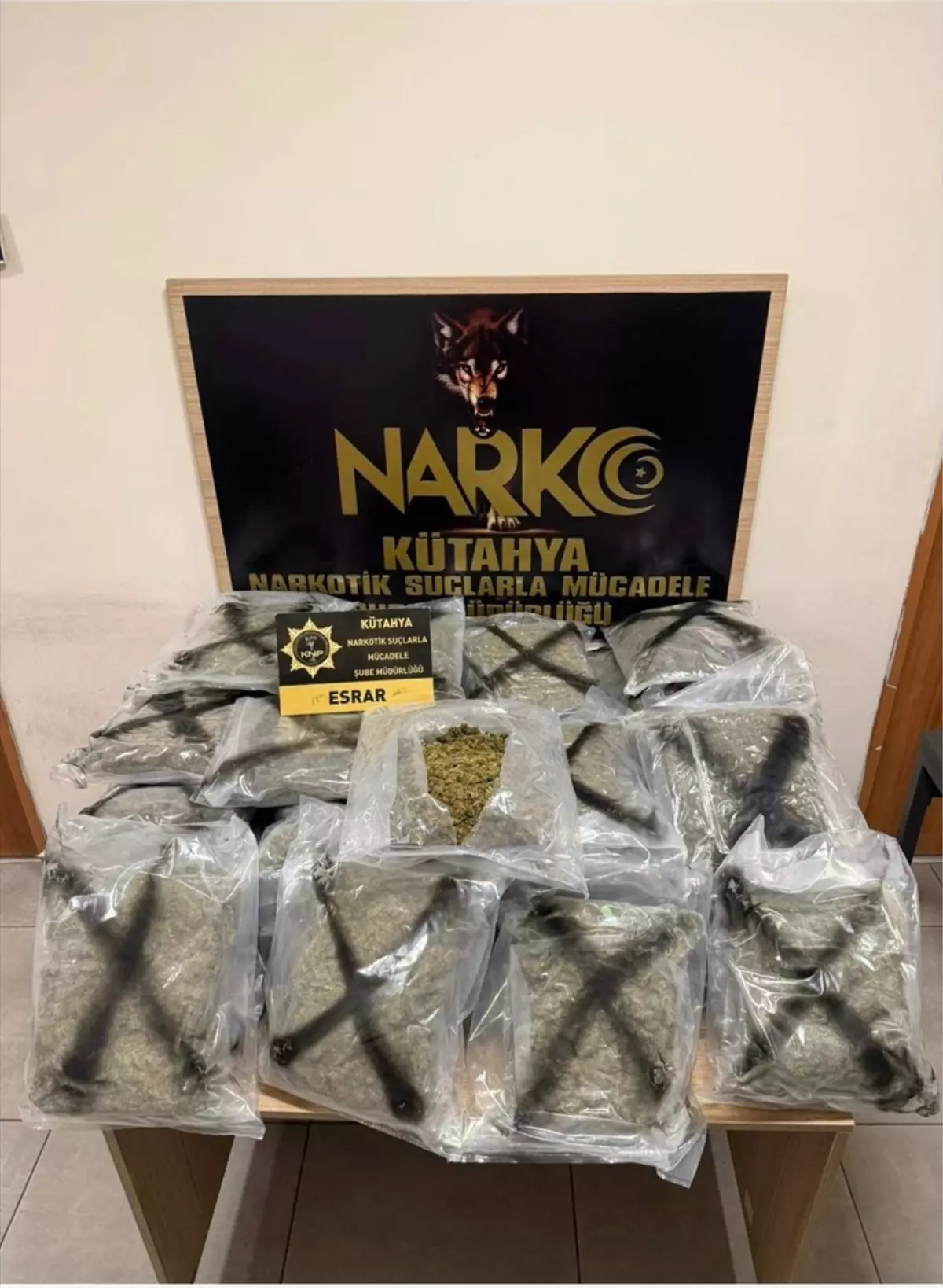 kutahyada uyusturucu operasyonu 3 tutuklama zAby3sk2.jpg