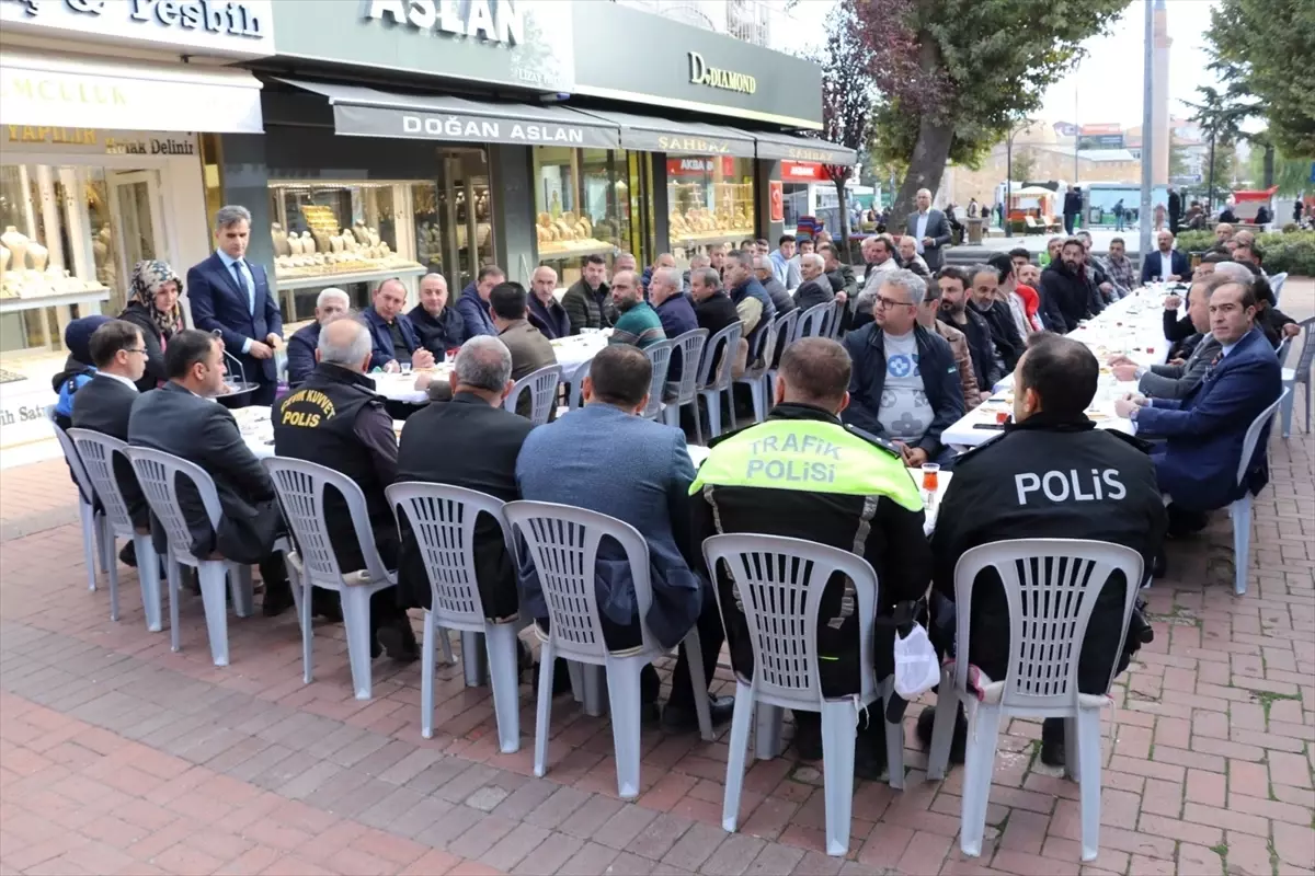 kirsehirde emniyet ve esnaf bulusmasi sAe2vGuB.jpg