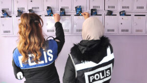 karsta-kadin-polisler-sahaya-indi-telefon-dolandiriciligina-karsi-seferberlik-mI3nM9iU