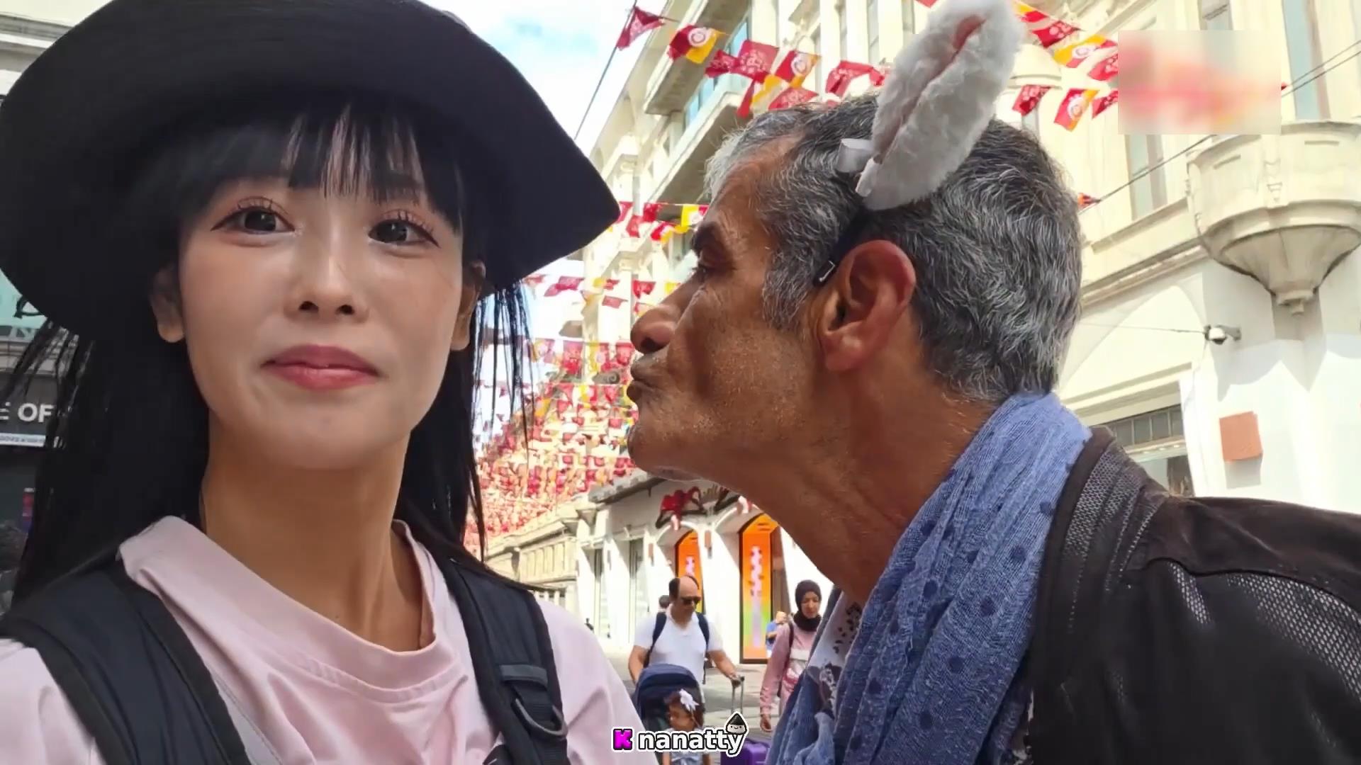 İstiklal Caddesi’ndeki taciz anbean yansıdı. Yaşlı adam Japon yayıncıyı taciz etti